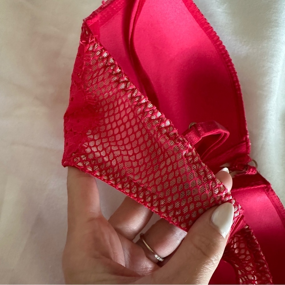 Red Bra - Picture 6 of 6